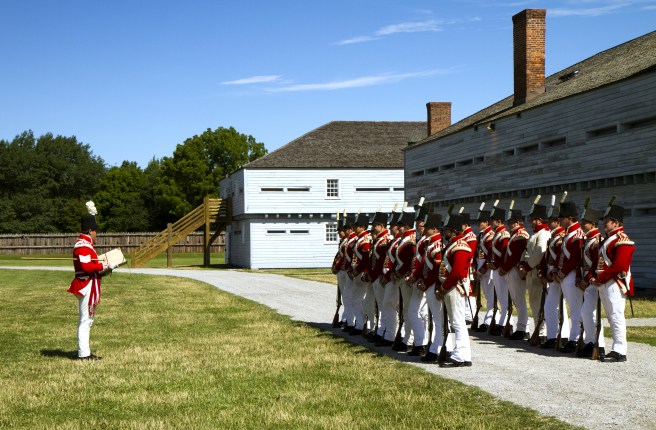dreamstime_xxl_33725370 British Soldiers Redcoats Fort George Evacuation Day