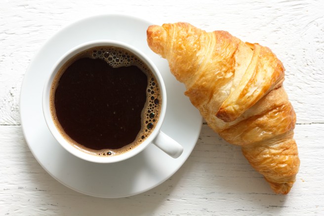 dreamstime_xxl_55714104 croissant and coffee