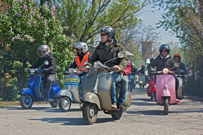 dreamstime_xxl_24386160 scooter rally