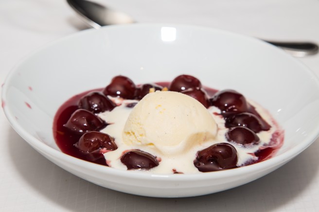 dreamstime_xxl_36077731 food dessert cherries jubilee